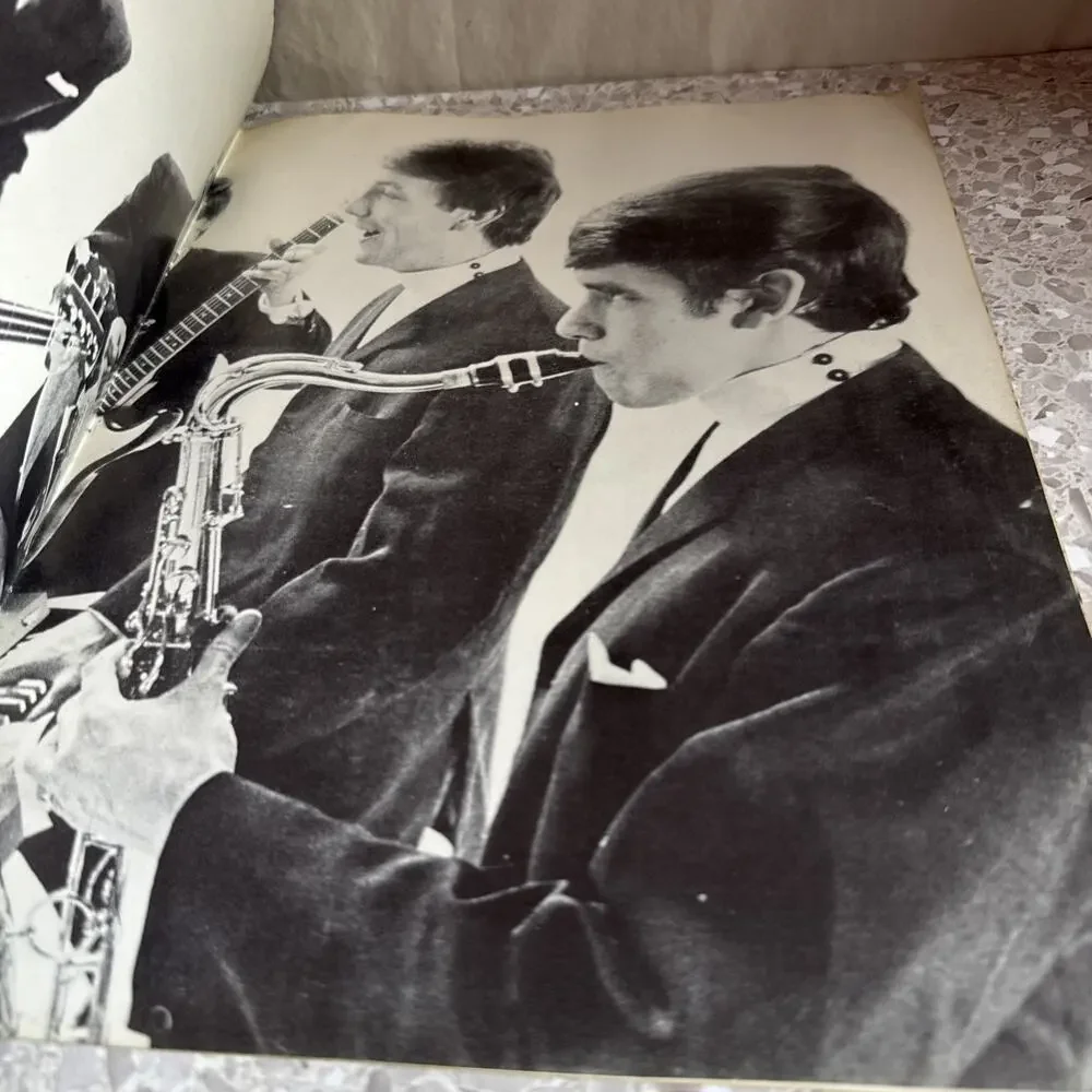 The Dave Clark Five book of their 3rd US tour 1964, vintage 24-page Signatures